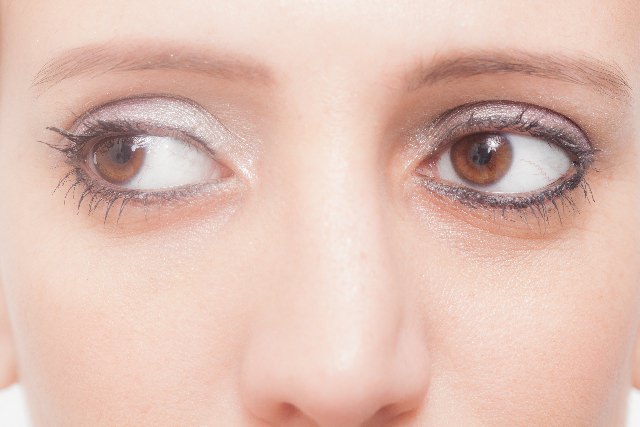 眉毛の高さが違うのには筋肉に原因がある３つの理由と対処法