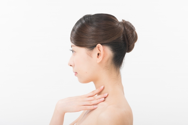 顎を引くと小顔になるというのは嘘か真か 顔屋の考え 小顔矯正 整体を東京でお探しならrevision